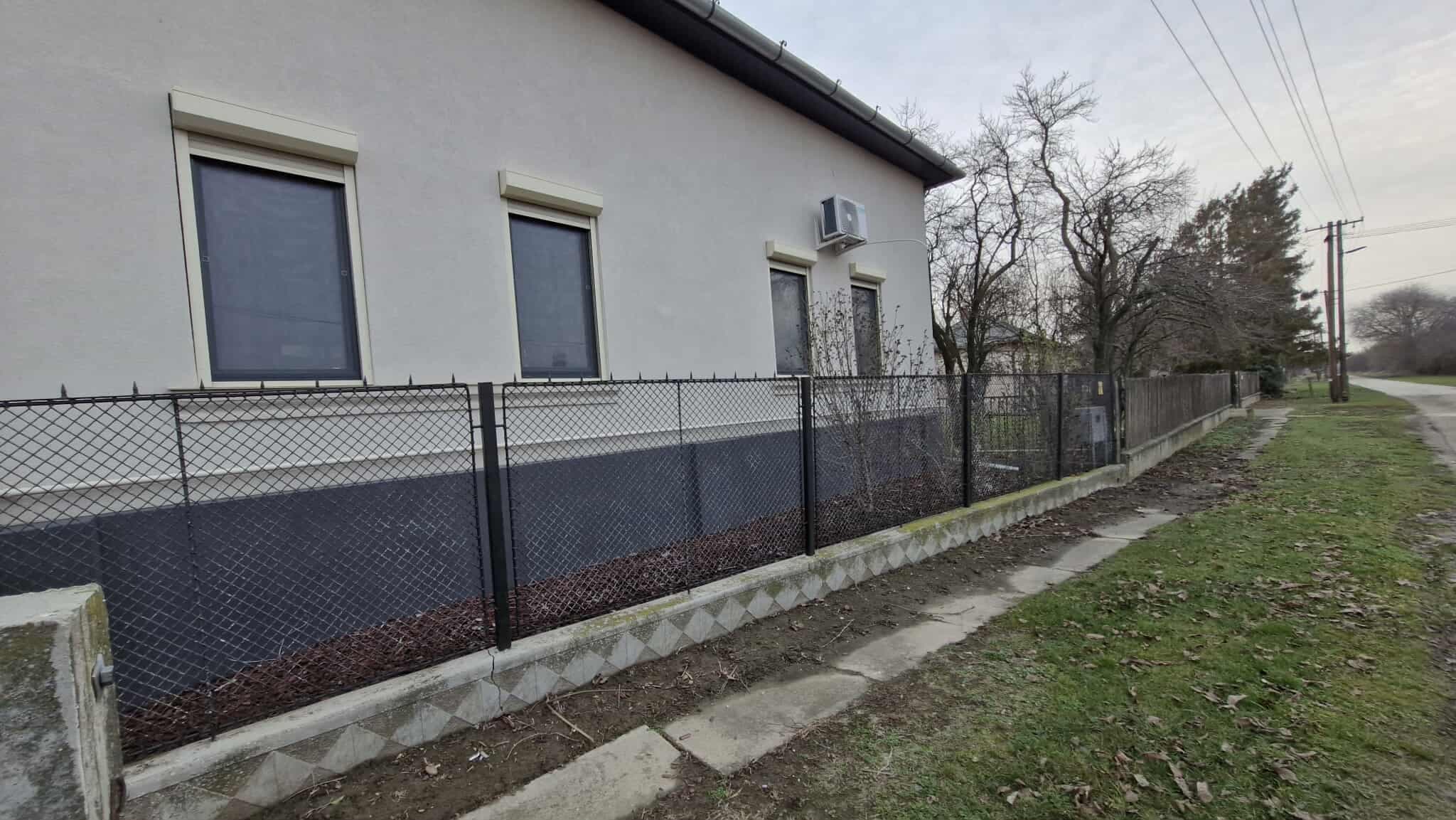 Kívül antracit és fehér famintás fólia Tiszaszentimrén.