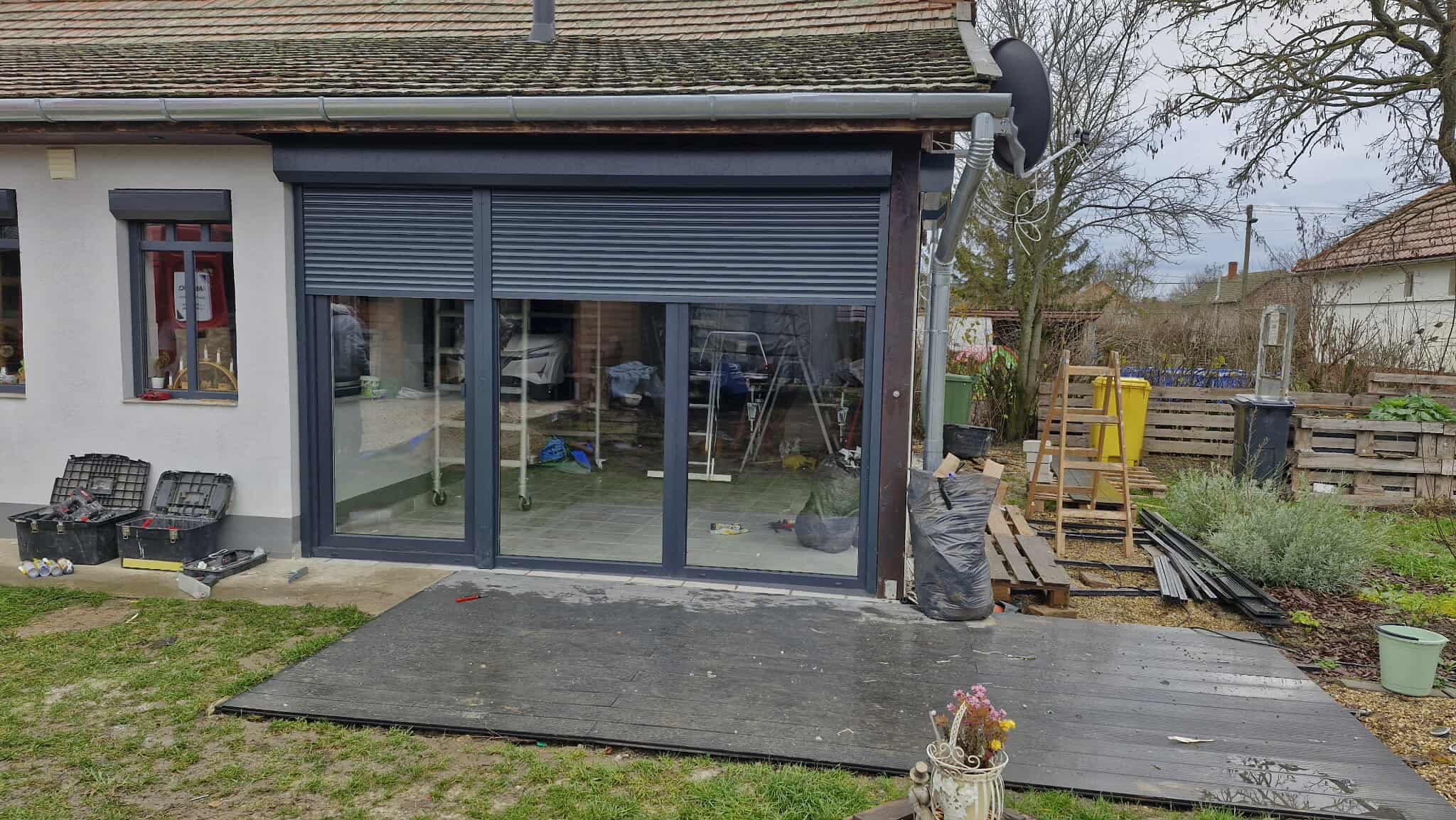 Terasz beépítés antracit ablakokkal és motoros redőnyökkel.